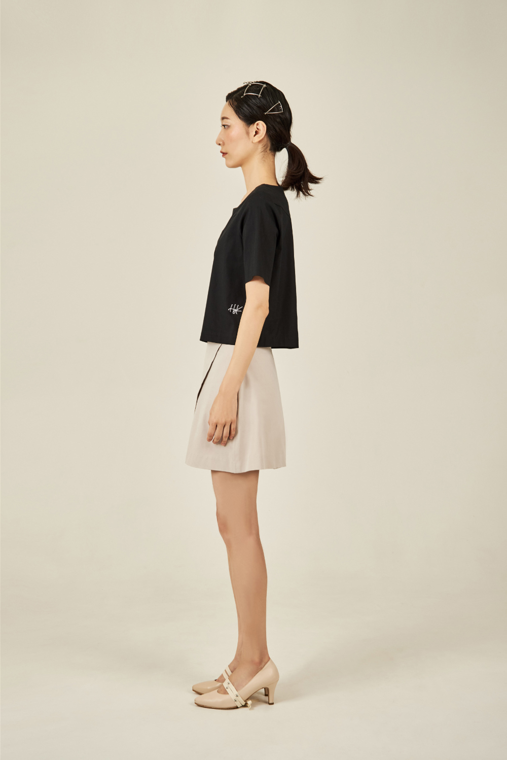 mini skirt model image-S5L1