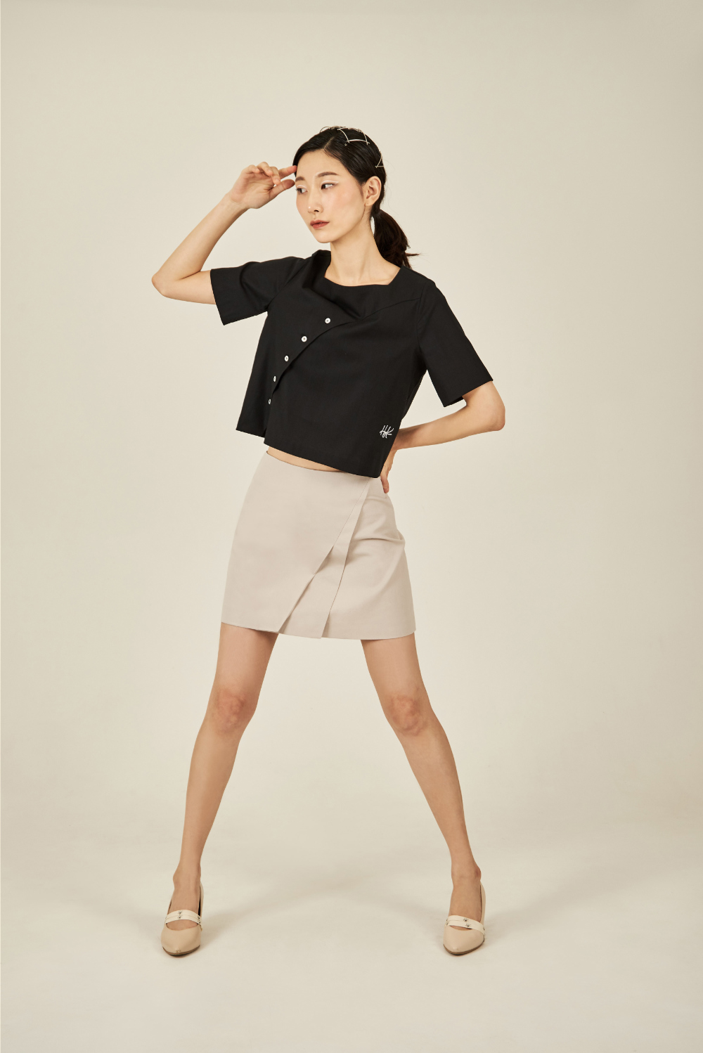 mini skirt model image-S2L1