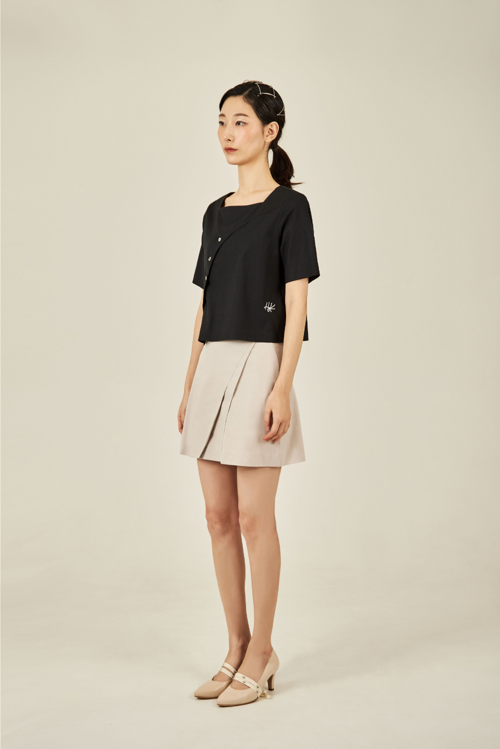 mini skirt model image-S5L4