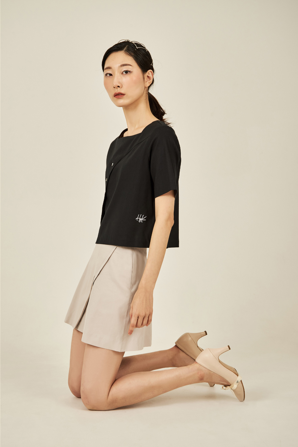 mini skirt model image-S4L2