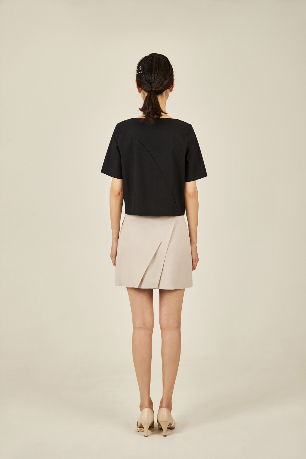 mini skirt model image-S5L2