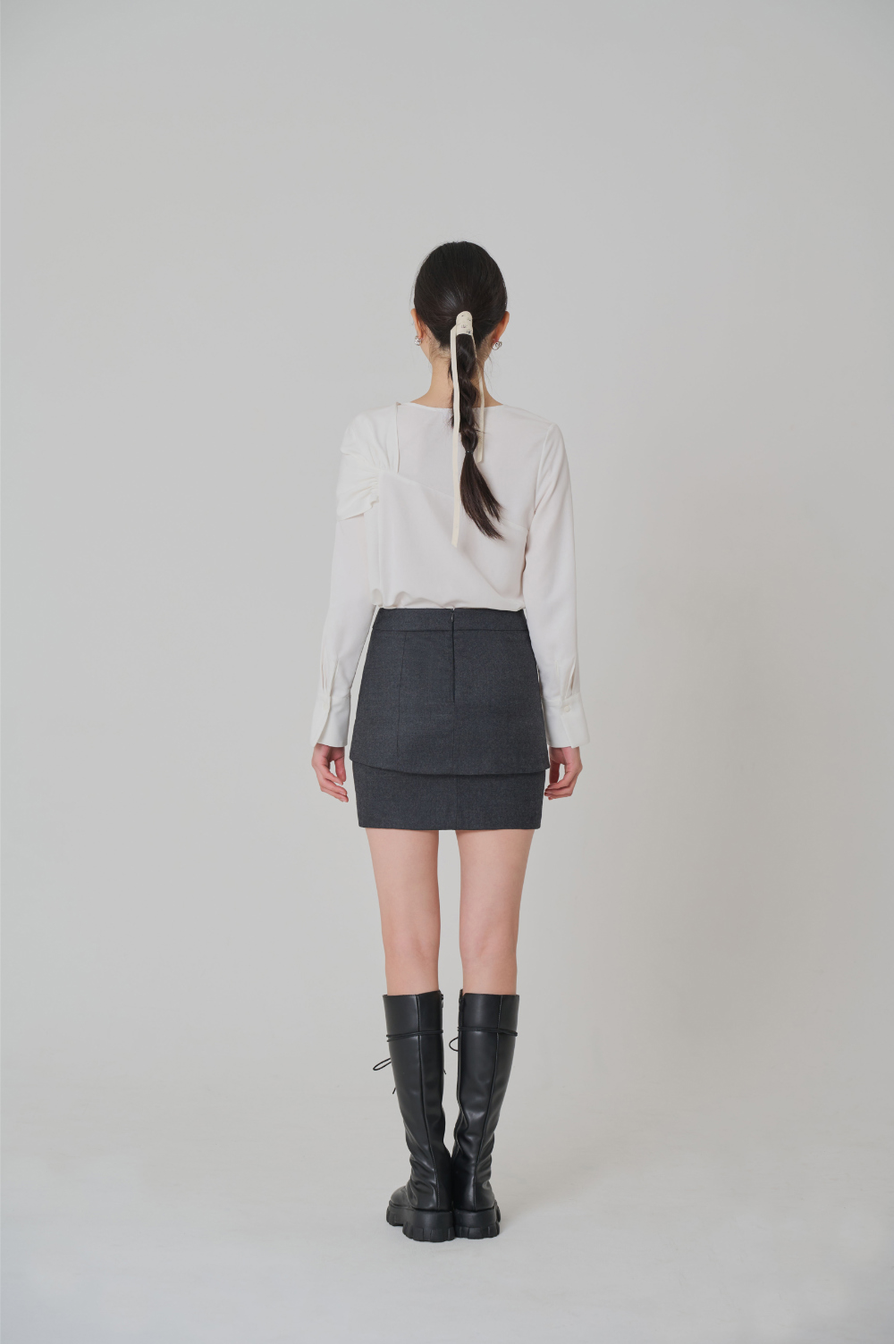 mini skirt model image-S3L4