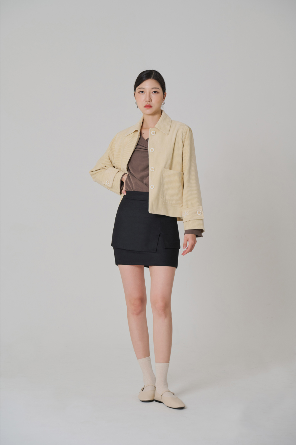 mini skirt model image-S3L5