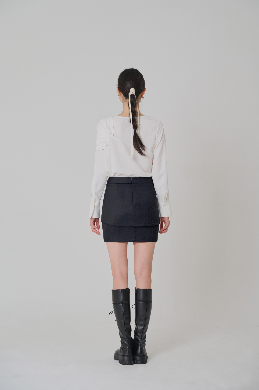 mini skirt model image-S7L1