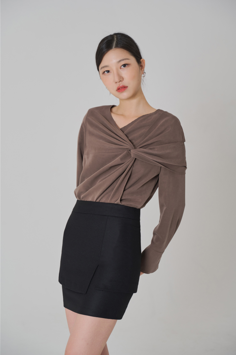 mini skirt model image-S6L1