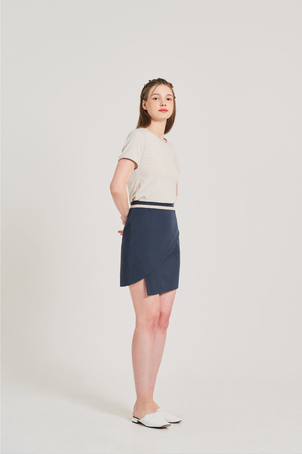 mini skirt model image-S6L2