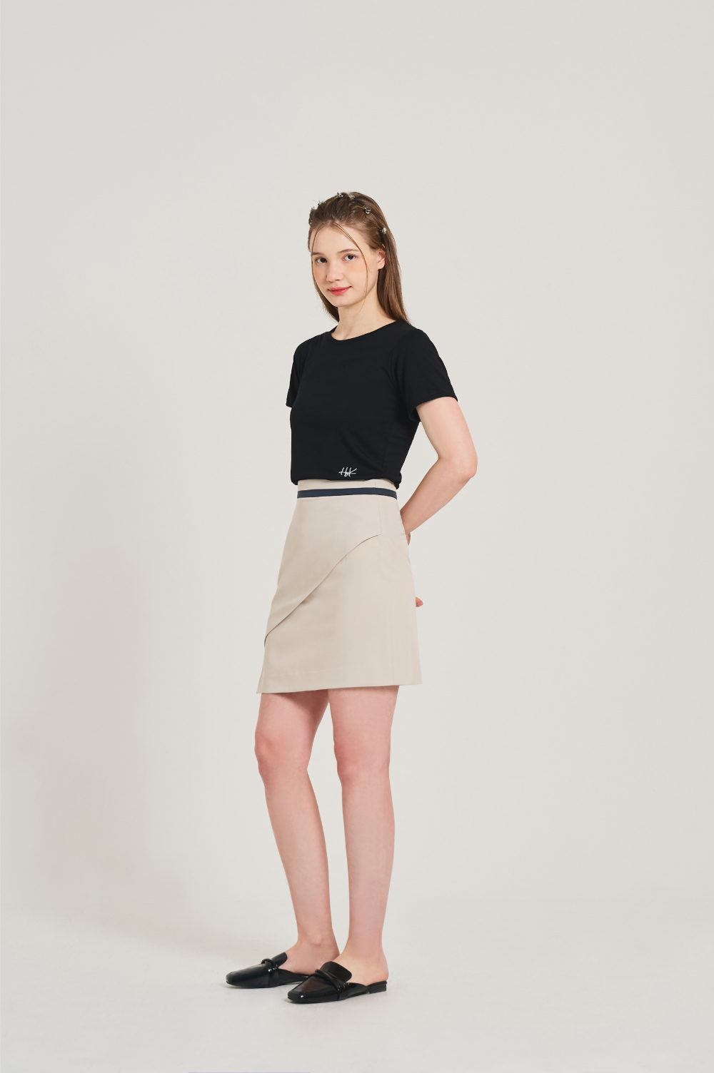 mini skirt model image-S21L4