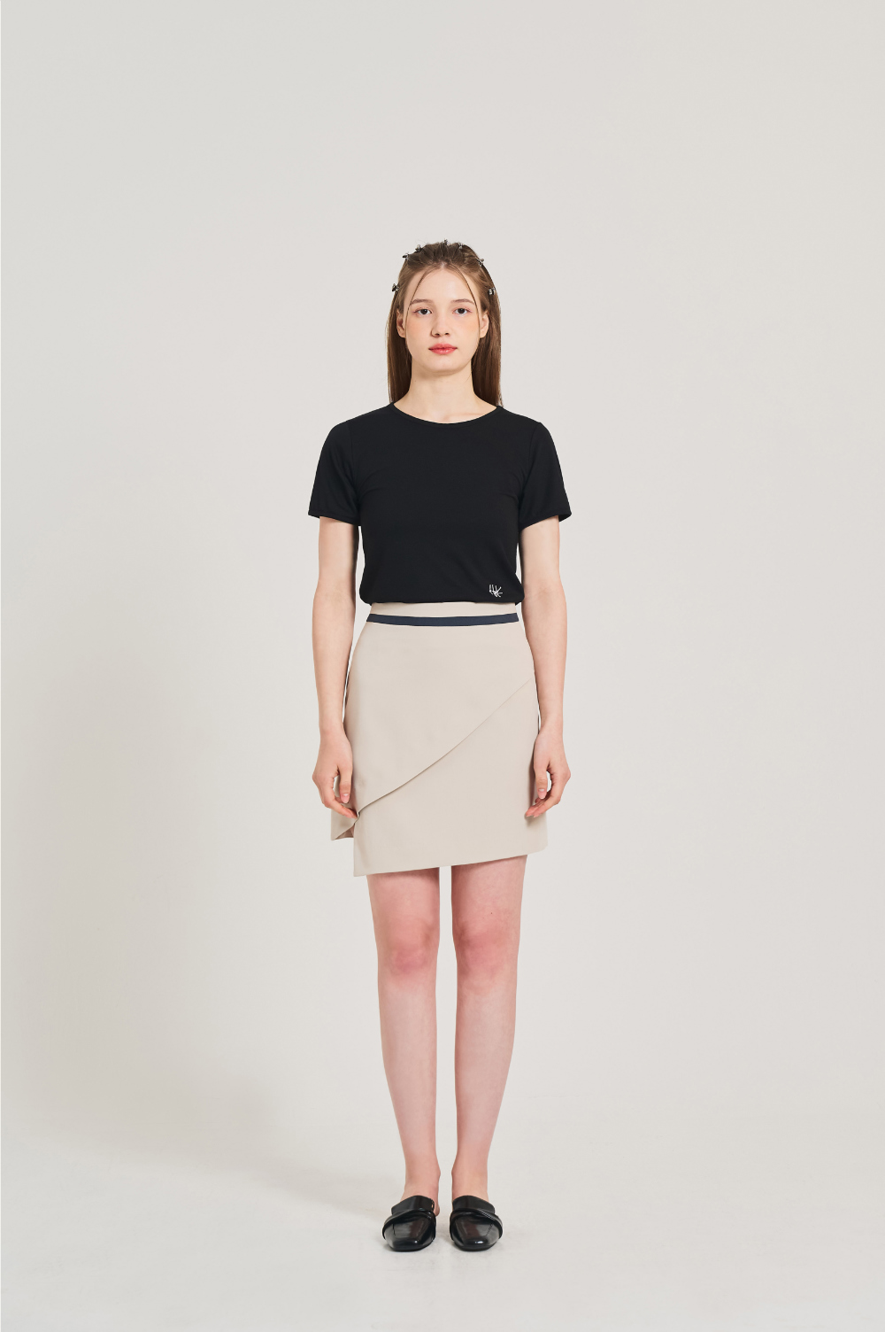 mini skirt model image-S23L2