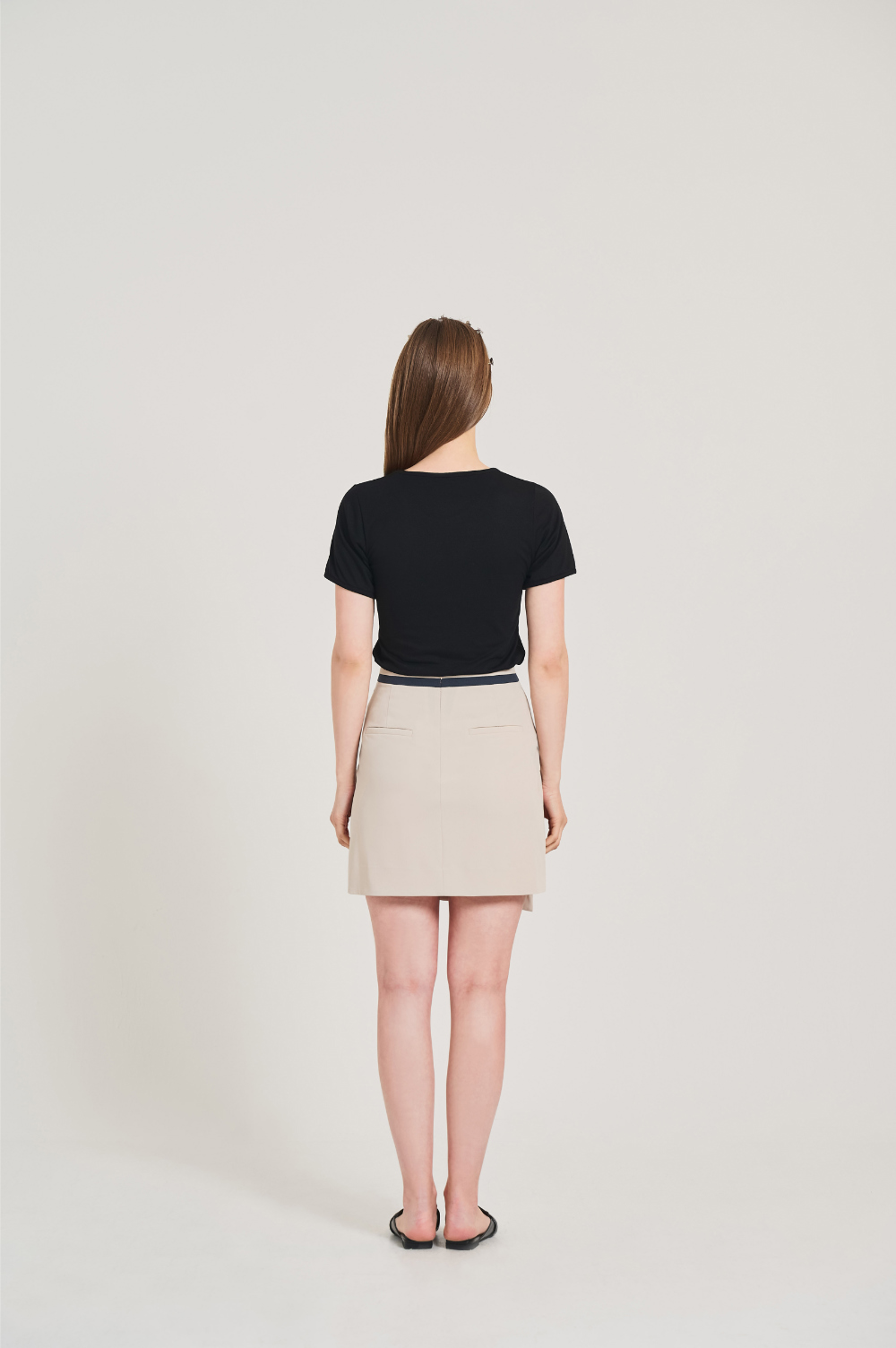 mini skirt model image-S23L3
