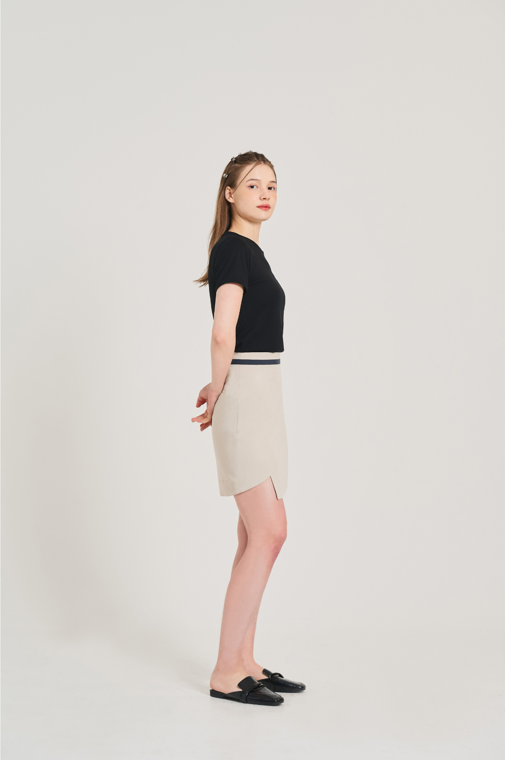 mini skirt model image-S23L1