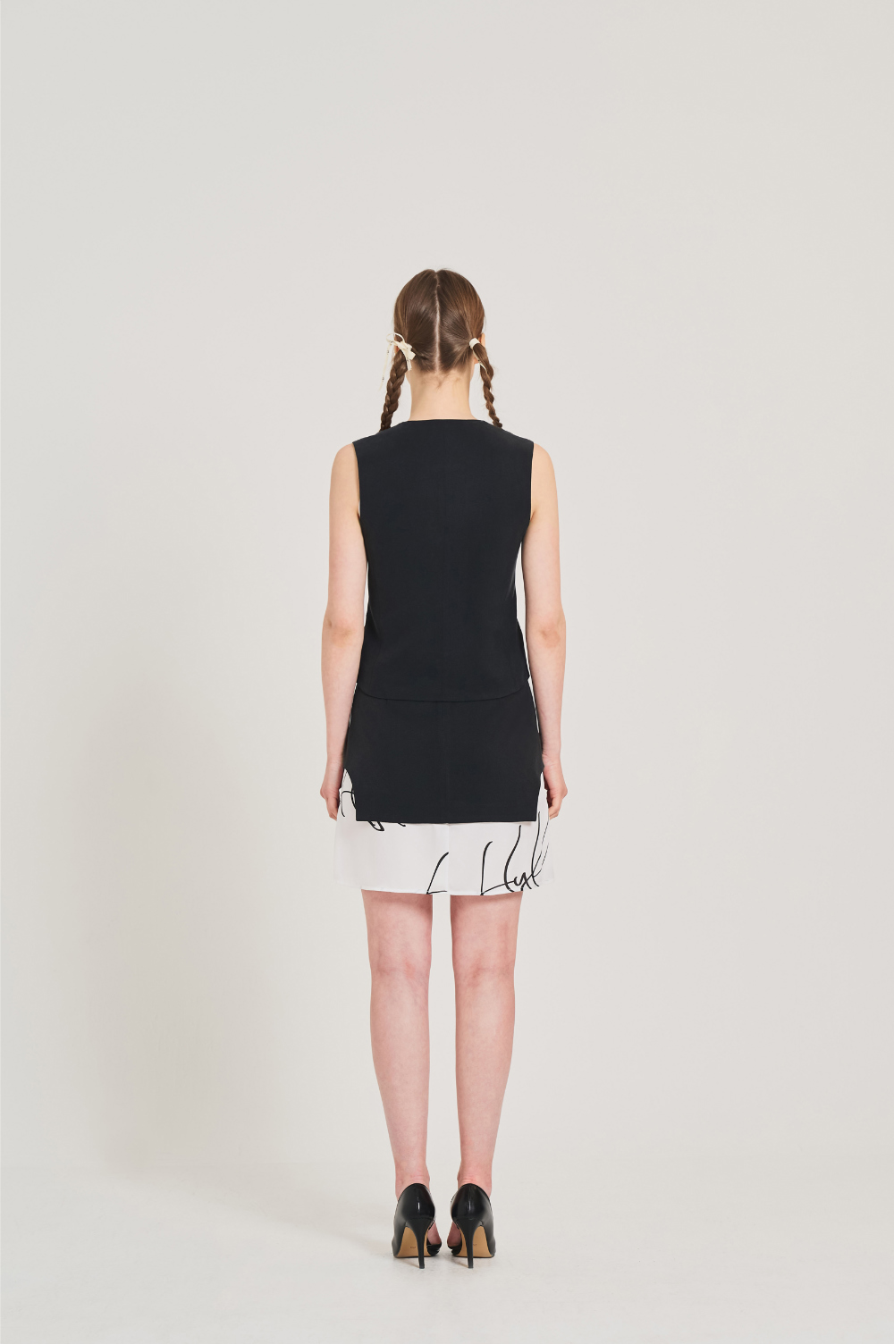 mini skirt model image-S17L1