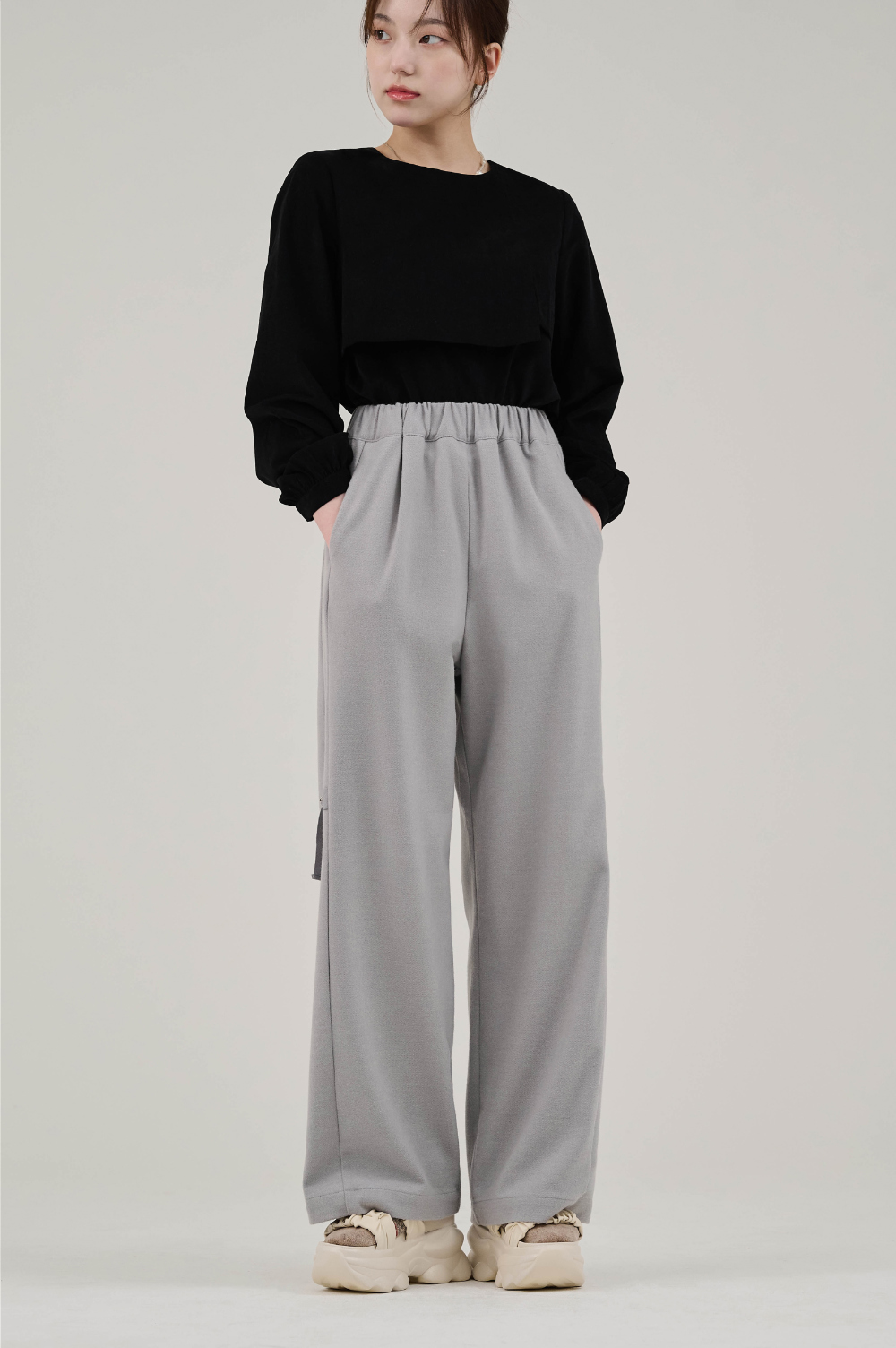 suspenders skirt/pants model image-S16L3