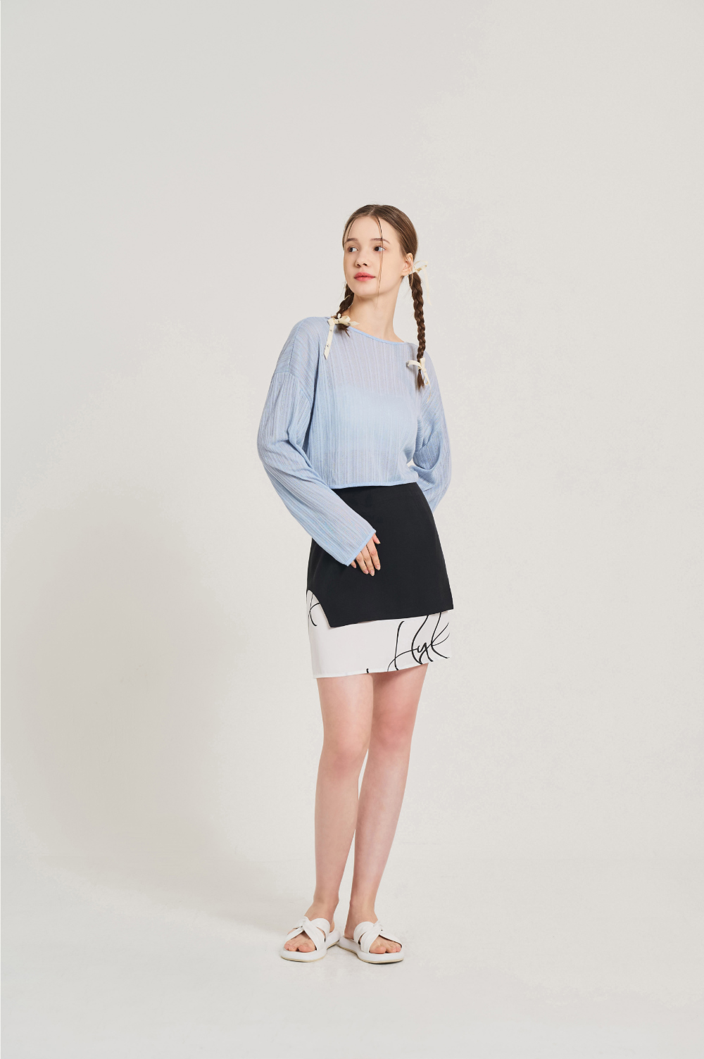 mini skirt model image-S21L5
