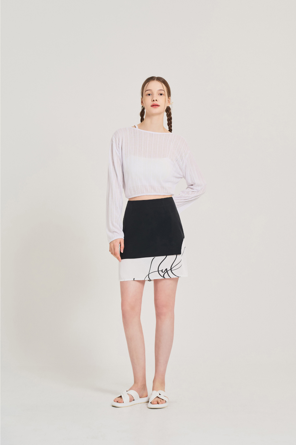 mini skirt model image-S21L2
