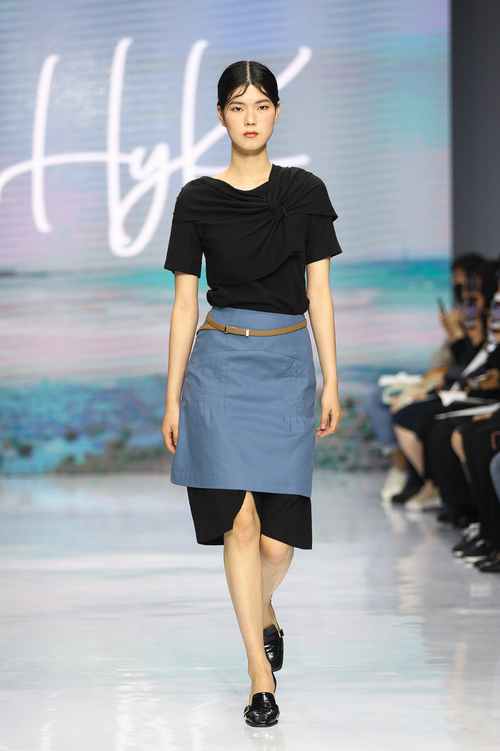 mini skirt model image-S13L1