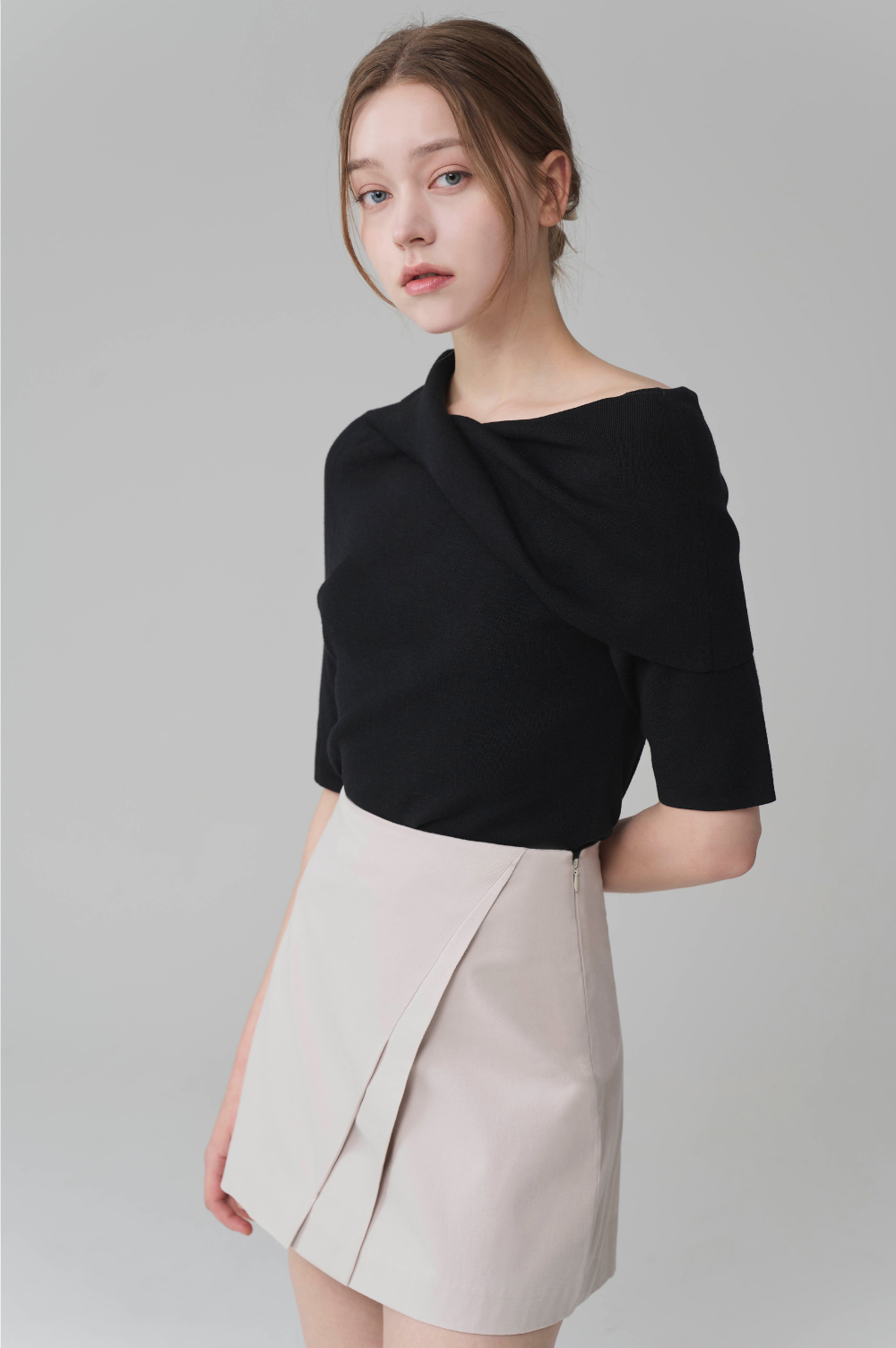 mini skirt model image-S16L4