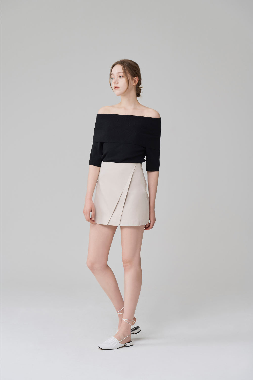 mini skirt model image-S16L7