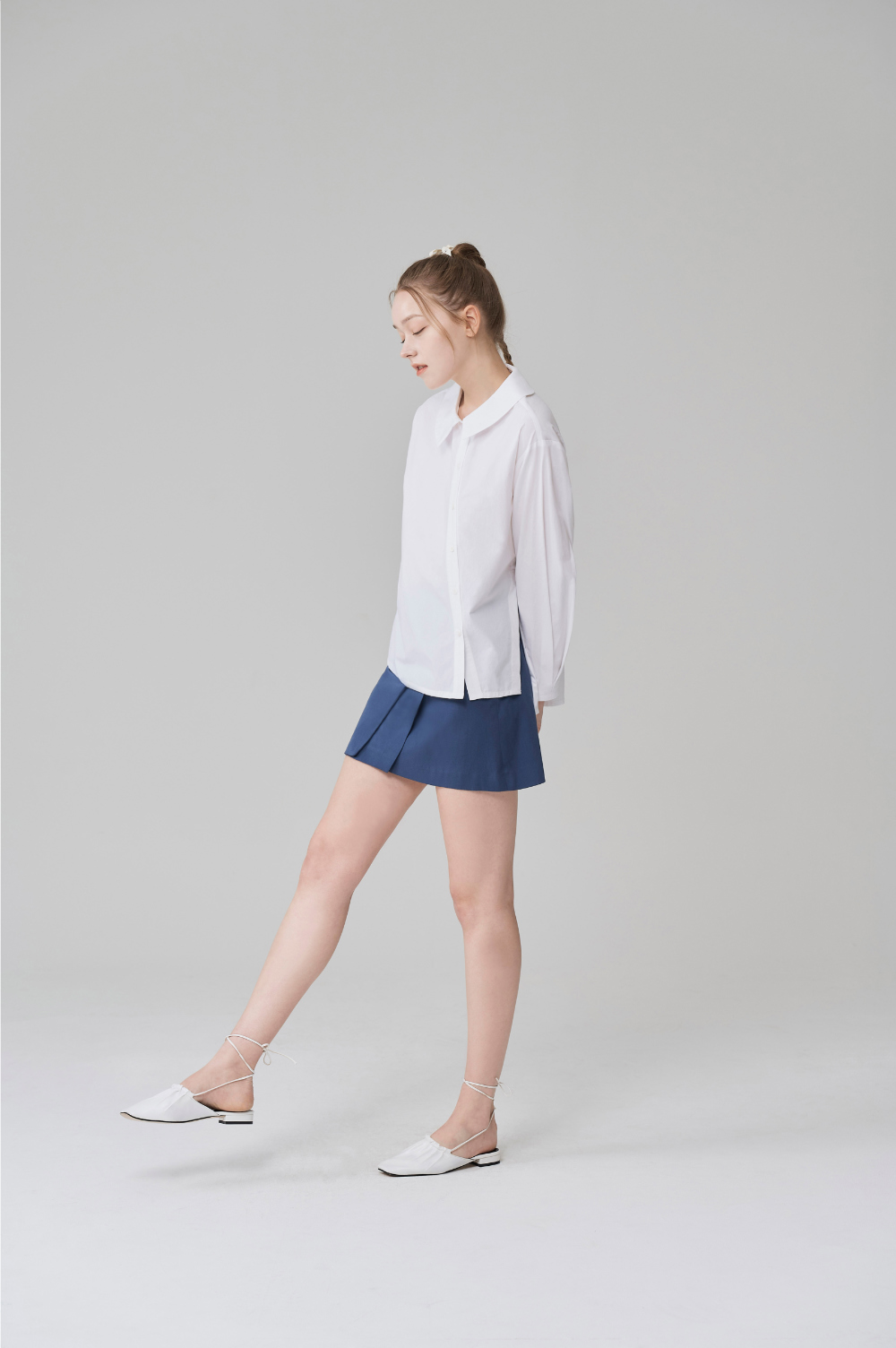 mini skirt model image-S19L1